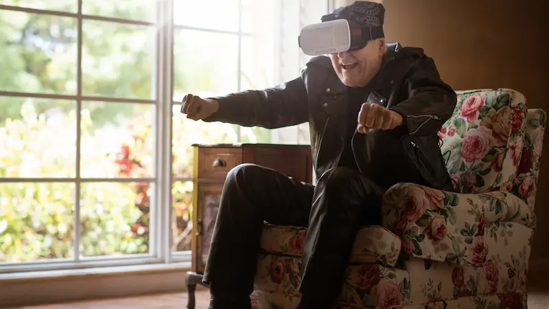 Metavers, une senior avec un casque de réalité virtuel